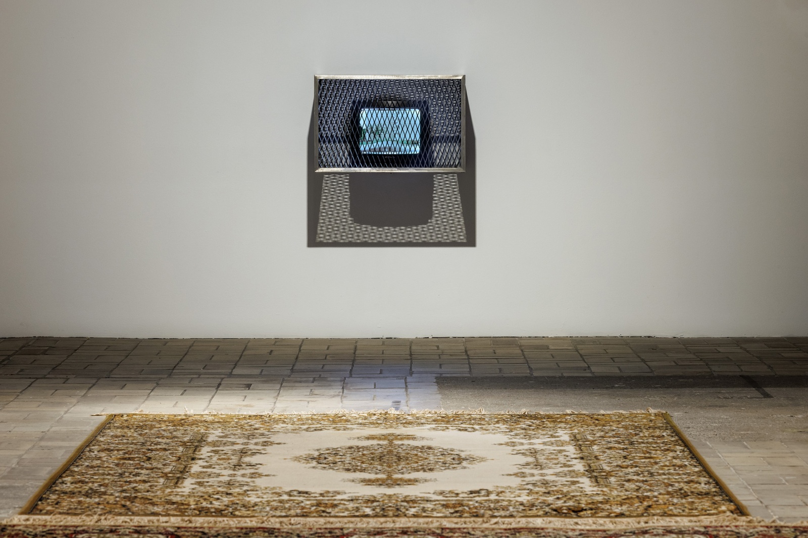 Sung TieuFreital, 2025Stainless steel, 90s television, video film, sound 45 x 70 x 54 cm