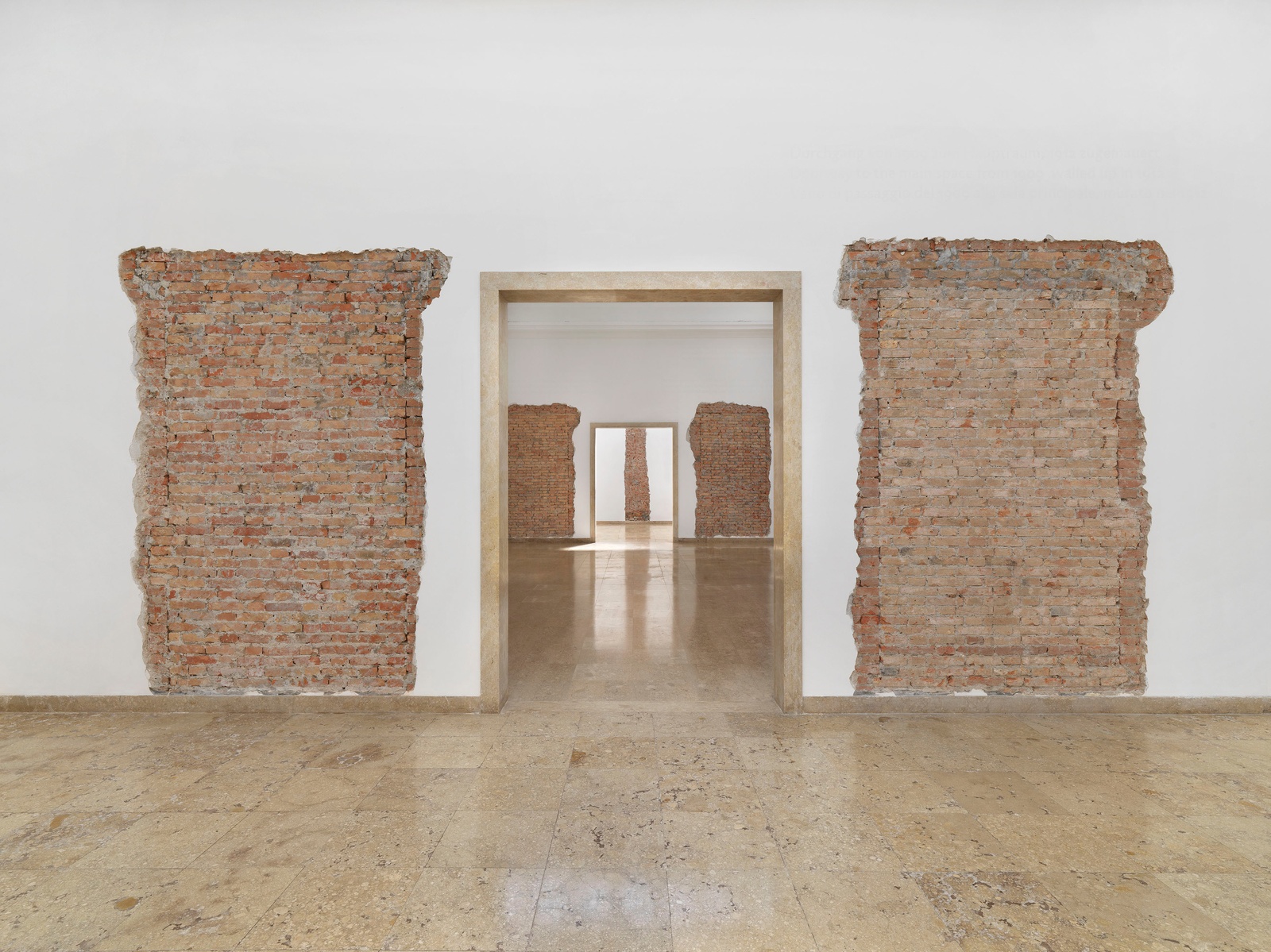 Maria Eichhorn, Relocating a Structure. German Pavilion 2022, 59th International Art Exhibition – La Biennale di Venezia, 2022, detail: Wall lettering; doorway to the main space from 1909, walled up in 1912, reopened in 1928, walled up in 1938; doorway to the left front side room from 1909, walled up in 1938; wall from 1909 between two side rooms, demolished in 1938; doorway to the left rear side room from 1909, walled up in 1928; doorway to the main space from 1909, walled up in 1912, exhibition view, © Maria Eichhorn / VG Bild-Kunst, Bonn 2022, photo: Jens Ziehe