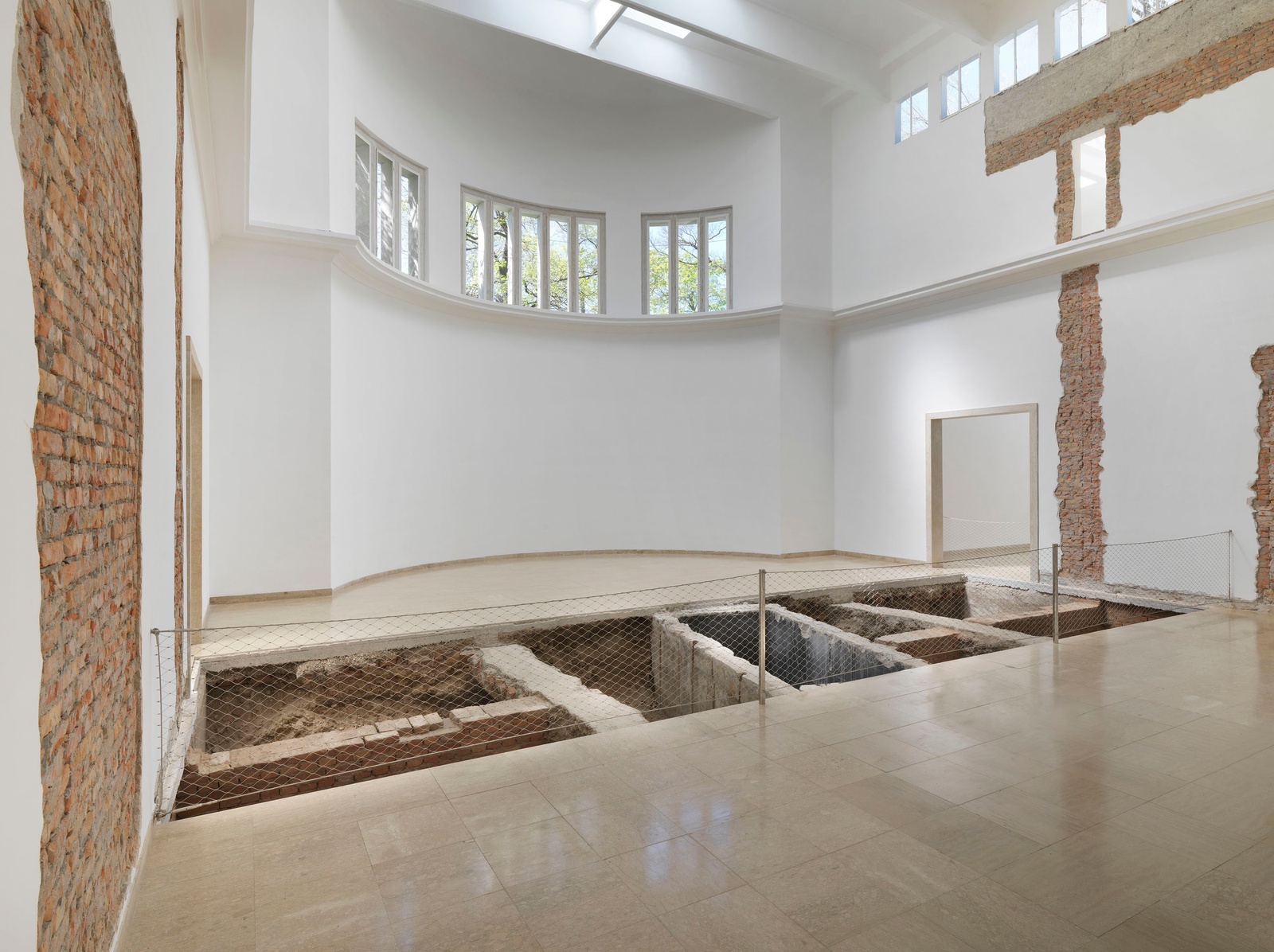 Maria Eichhorn, Relocating a Structure. German Pavilion 2022, 59th International Art Exhibition – La Biennale di Venezia, 2022, detail: Doorway to the left rear side room from 1909, walled up in 1928; foundations of the rear wall from 1909; join between sections of the building from 1909 and 1938; rear wall of the building from 1909, interior wall from 1938, demolished in 1964; wall lettering; doorway to the right side room from 1909, walled up in 1912, exhibition view, © Maria Eichhorn / VG Bild- Kunst, Bonn 2022, photo: Jens Ziehe